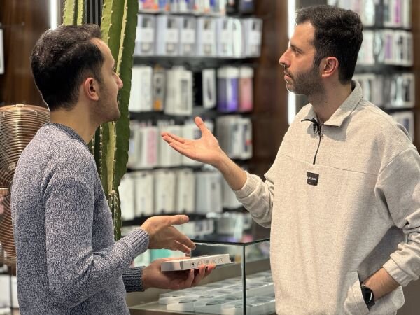 کیوان و بهزاد در حال گفت‌وگو در موبایل فروشی