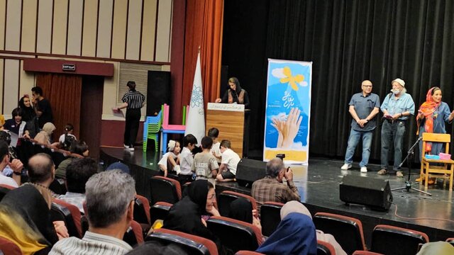 کودکان زندگی خود را نقاشی می کنند