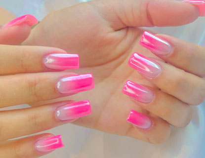 کاشت ناخن در سالن زیبایی فرنچ سفید