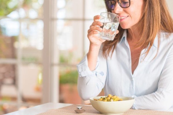 آیا نوشیدن آب همراه وعده های غذایی باعث چاقی می شود؟