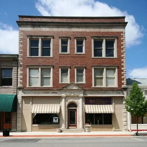 How should the design of the facade of the building be done?